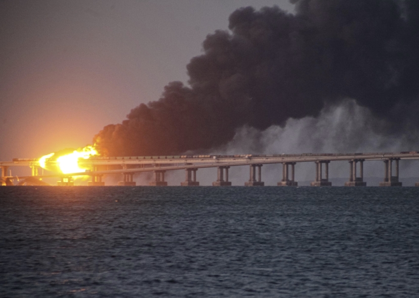 Attacco ucraino al ponte nella regione occupata di Kursk. L’allarme Aiea per la centrale di Zaporizhzhia