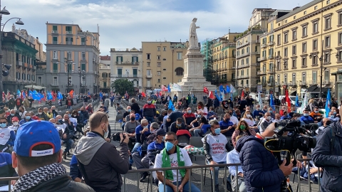 Napoli: sciopero generale di Cgil, Cisl e Uil con il grido di battaglia delle operaie Whirlpool