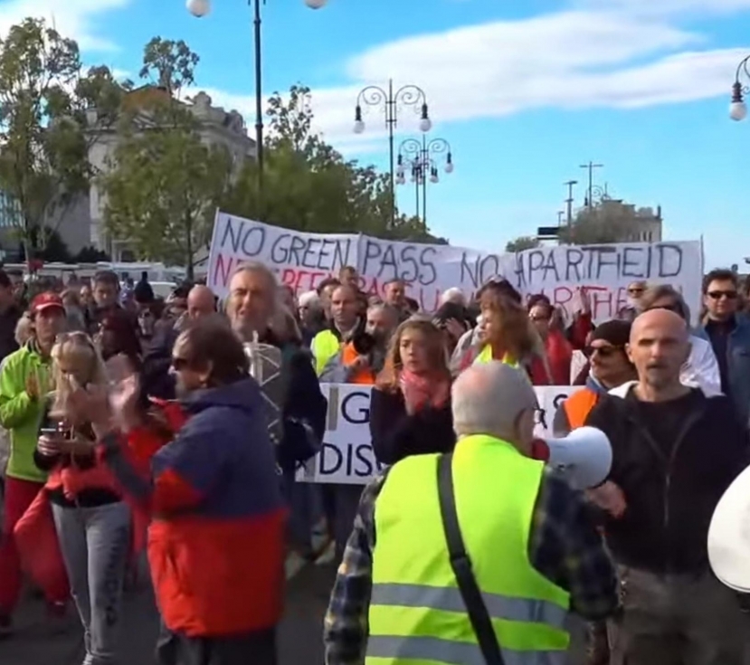 Il lungo giorno del Green Pass a Trieste e Genova con i camalli che incrociano le braccia