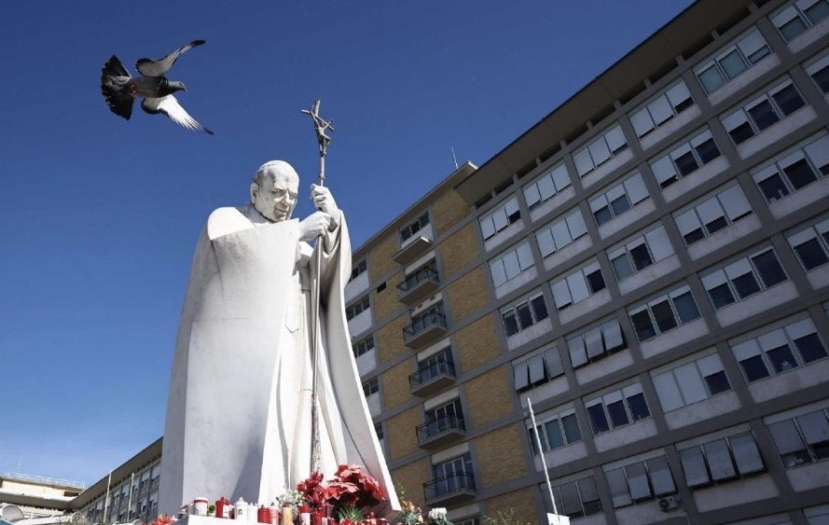 Vaticano: il desiderio del Papa di affacciarsi dal Gemelli per L’Angelus di domani