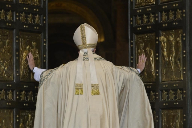 Giubileo, Papa apertura Porta Santa: “Una pasqua di rinnovamento. Una nuova vita con Cristo”