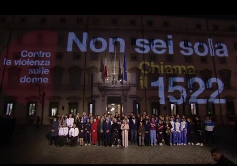 Violenza sulle donne: Palazzo Chigi si illumina con il 1522. Meloni: “Per non essere sole”