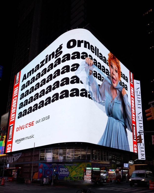 Buon compleanno Ornella! I 90 della Vanoni con Amazon che la festeggia a Time Square