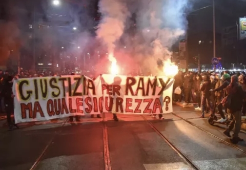 Morte Ramy: scontri con la Polizia di manifestanti a Roma ad un presidio di protesta. Lanciate bombe carta