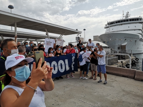 Whirlpool Napoli: i lavoratori protestano, bloccate le partenze nel porto