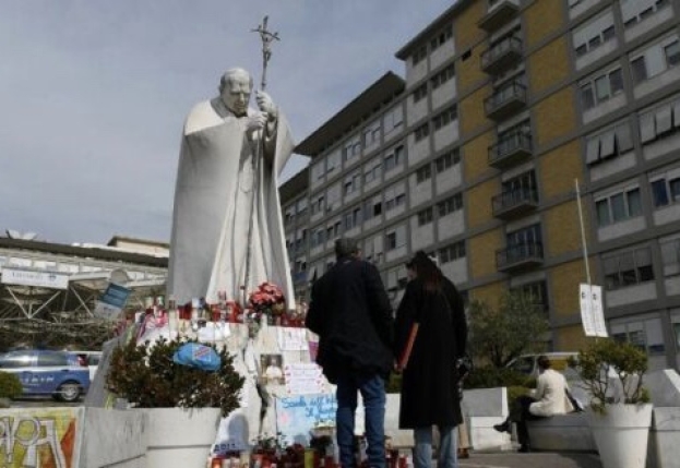 Angelus dal ‘Gemelli’ per Papa Francesco: “Il nostro fisico è debole ma niente ci impedisce di amare”