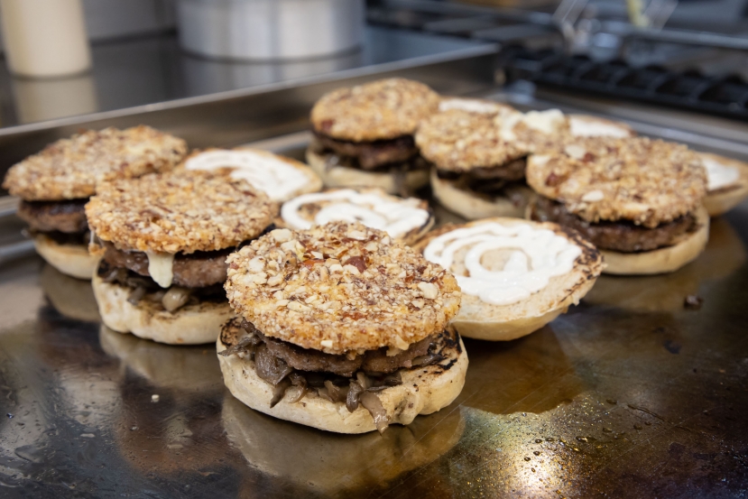 L’Oca nera apre a Chiaia e lancia il panino “Mergellina” che sa di birra e taralli