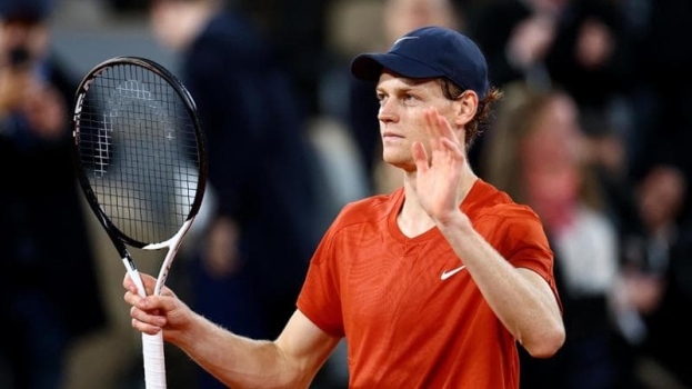 Roland Garros: forfait di Djokovic per un malanno al ginocchio e Sinner vola in vetta al ranking Atp