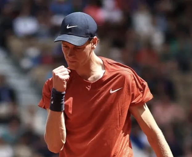 Roland Garros: Sinner parte lento ma poi batte Moutet e vola ai quarti di finale