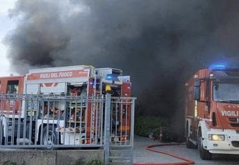 Vigevano: incendio nell’Ilga Gomma con una colonna di fumo nera. Non ci sono feriti