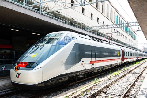 Circolazione treni: lenta ripresa ma ci sono lunghe file di attesa. Rimborso integrale per gli Intercity