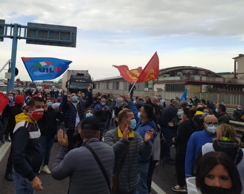 Autostrada bloccata a Napoli dagli operai Whirlpool