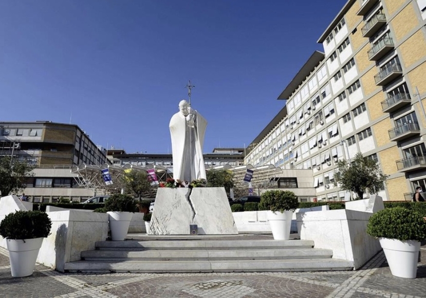 Degenza Papa: notte di riposo tranquilla dopo la prognosi sciolta. Ma Francesco resterà ancora in ospedale