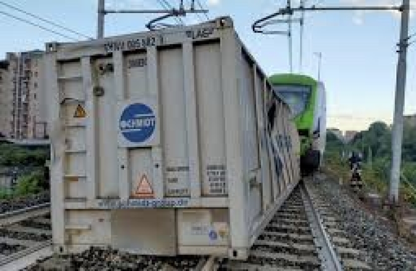 Milano: un treno merci perde un container e fa deragliare un’altro treno che seguiva. Un solo ferito