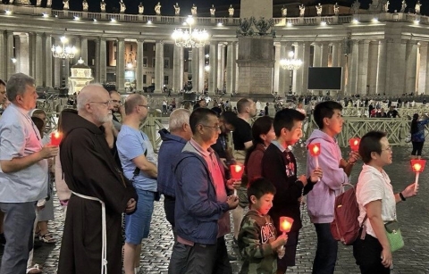 Vaticano: il lungo applauso dei fedeli a Piazza S.Pietro al messaggio audio del Papa prima del rosario