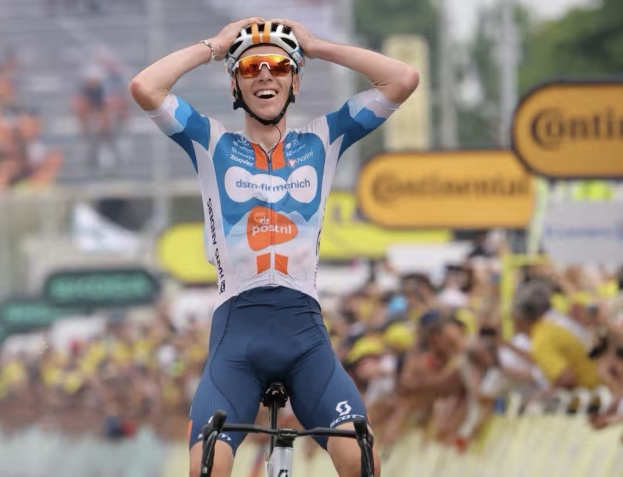 Ciclismo: Bardet, il vincitore della prima tappa tricolore del Tour de France. Domani da Cesenatico a Bologna