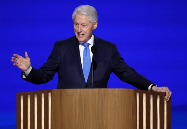 USA, il discorso di Bill Clinton alla Convention Dem contro il narcisista Trump: “Noi contro Io”